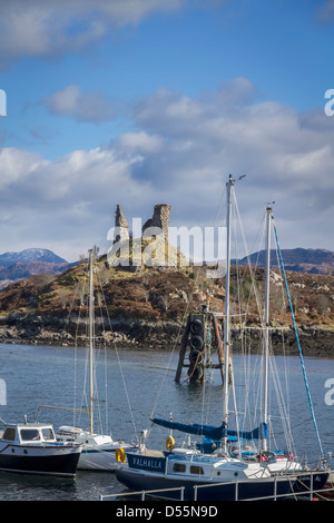 Le rovine del castello di Dunakin Kyleakin Harbour, Highlands Occidentali, Scozia Foto Stock