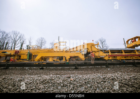 Ferrovia di Long Island lavoratori sostituire il cingolo danneggiato da un deragliamento di un treno vuoto Foto Stock