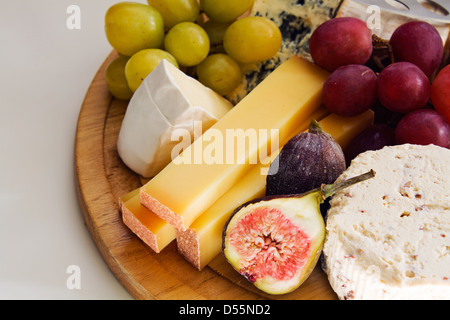 Ancora vita composizione con formaggio, fig, pera e uva. Foto Stock