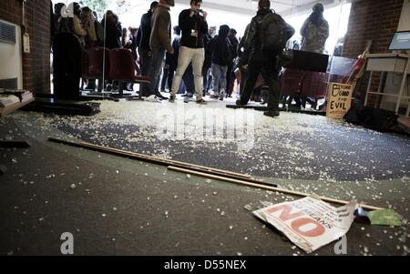 Brighton, Sussex, Regno Unito. Il 25 marzo 2013. Una porta di vetro è in rovina dopo i manifestanti fracassato con improvvisato arieti, consentendo loro di accedere a un edificio di gestione alla Sussex University. i dimostranti sono stati arrabbiato oltre la prevista privatizzazione di un certo numero di servizi campus che secondo gli organizzatori si tradurrebbe in una perdita di posti di lavoro. Breve tafferugli scoppiato durante il giorno tra polizia e manifestanti e l'occupazione, che è stato in funzione per oltre un mese, continua. Credito: George Henton/Alamy Live News Foto Stock