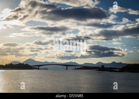 Tramonto sulla Skye Bridge, Kyle of Lochalsh, Highlands Occidentali, Scozia Foto Stock