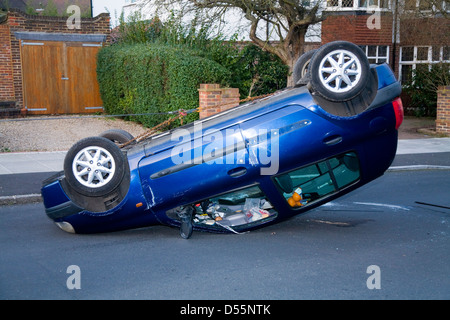 Auto - Renault Clio - che ha perso il controllo / si è schiantato in una tranquilla zona residenziale del Regno Unito street / strada e capovolto. Foto Stock