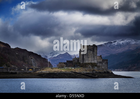 Tempestoso cieli di Eilean Donan Castle e Loch Duich, Highlands Occidentali, Scozia Foto Stock