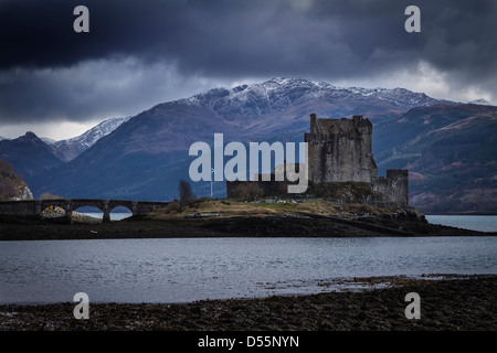 Tempestoso cieli di Eilean Donan Castle e Loch Duich, Highlands Occidentali, Scozia Foto Stock