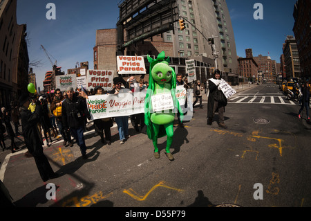 Centinaia di vegetariani raccogliere nel trendy Meatpacking District di New York per l annuale Veggie Pride Parade in America. Foto Stock