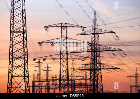 Essen, Germania, poli di potenza al tramonto Foto Stock
