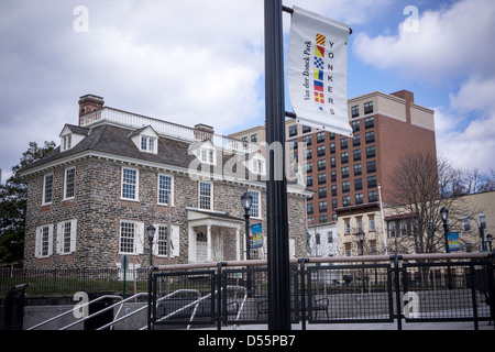 Sito storico dello stato Philipse Manor Hall è visto da Van der Donck Park nel centro cittadino di Yonkers Foto Stock