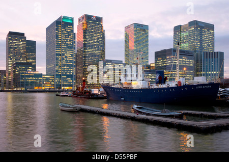 Londra, Regno Unito, guardare i grattacieli nel business hub di Canary Wharf Foto Stock