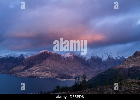 Nel tardo pomeriggio la luce oltre il suono di Sleat, affacciato Glenelg verso la coperta di neve cinque suore di Kintail. Foto Stock