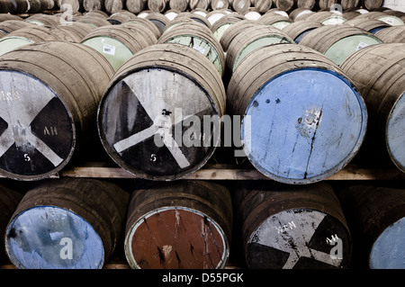 Whisky di barili memorizzato nella Ben Nevis distillery magazzino allineati e impilati Foto Stock