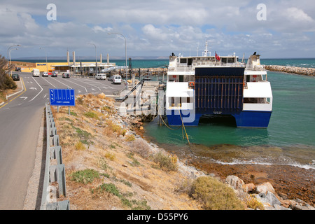 Il traghetto da Sealink legato e ancorata al pontile a Cape Jervis sulla penisola di Fleurieu in Sud Australia Foto Stock