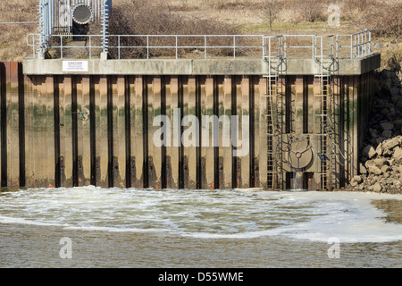 Tubi di efflusso di acque reflue/tempesta sul fiume Tees a Middlesbrough, Inghilterra, Regno Unito Foto Stock