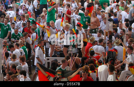 Germania soccer team nazionale sostenitori reagisce mentre guardare loro European Cup semifinale partita nella soleggiata isola di Maiorca Foto Stock