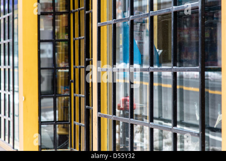 L'escluso Windows di un negozio di Boston il quartiere storico. Foto Stock