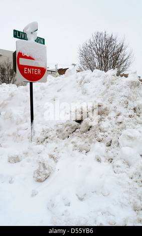 Una tempesta di neve in inverno lascia un piede di neve su una piccola città Illinois e gli aratri lasciare enormi cumuli di neve Foto Stock