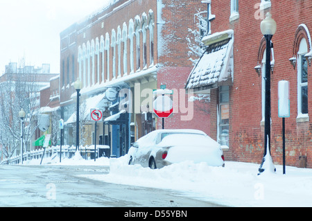 Una tempesta di neve in inverno lascia un piede di neve su una piccola città Illinois e gli aratri lasciare enormi cumuli di neve Foto Stock