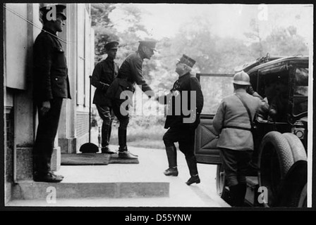 Sir Douglas Haig stringono le mani con il generale Joffre Foto Stock