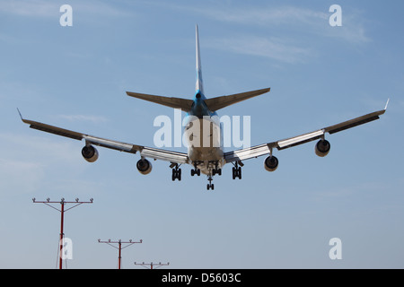 LOS ANGELES, CALIFORNIA, STATI UNITI D'America - 21 Marzo : una KLM Boeing 747-400 aereo atterra all'Aeroporto di Los Angeles Foto Stock