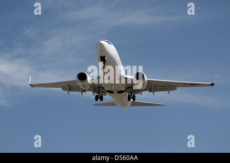 LOS ANGELES, CALIFORNIA, STATI UNITI D'America - 21 marzo 2013. West jet Boeing 737-7CT atterra all'Aeroporto di Los Angeles Foto Stock