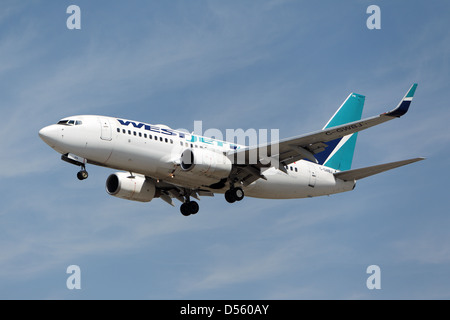 LOS ANGELES, CALIFORNIA, STATI UNITI D'America - 21 marzo 2013. West jet Boeing 737-7CT atterra all'Aeroporto di Los Angeles Foto Stock