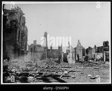 Una vista della Grand Place a Béthune, in Francia, durante la prima guerra mondiale, che mostra gli effetti del conflitto su questa piazza storica, una posizione chiave sul fronte occidentale. Foto Stock