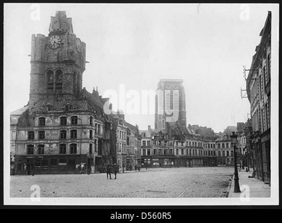 Una vista di grande Place a Bethune durante la prima guerra mondiale, che mostra la torre dell'orologio in primo piano e la torre della chiesa sullo sfondo. L'immagine cattura l'architettura della città in mezzo ai tumulti della guerra. Foto Stock