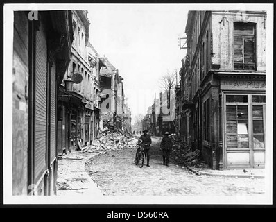 Una vista di Rue Sadi-Carnet a Bethune durante la prima guerra mondiale, catturando la devastazione e i danni alla città nel mezzo del conflitto in corso. Foto Stock