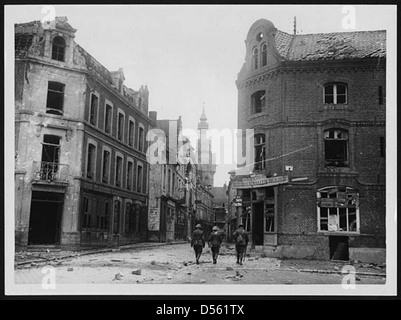 Una vista di Bethune durante la prima guerra mondiale, con la torre dell'orologio visibile sullo sfondo. Bethune fu una posizione chiave nel conflitto, assistendo a pesanti bombardamenti e cambiamenti di controllo tra le forze tedesche e quelle alleate. Foto Stock