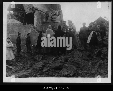 I civili in un nuovo villaggio catturati sono felice per l arrivo di truppe britanniche Foto Stock