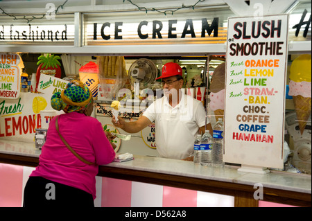 In vecchio stile gelato sportello presso lo storico mercato agricolo a Los Angeles, CA Foto Stock