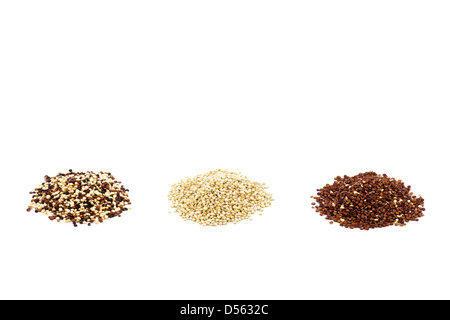 Pile di Quinoa (Chenopodium quinoa) biologiche tricolore, bianche e rosse, ritagliate su sfondo bianco Foto Stock
