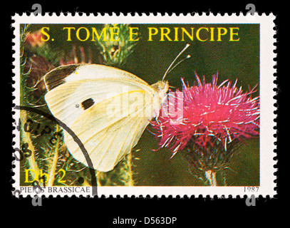 Francobollo da san Tommaso e Principe Isole raffigurante un cavolo bianco butterfly (Pierus brassicae) Foto Stock
