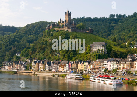 Castello di Reichsburg e città di Cochem, Renania, Germania Foto Stock