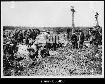 Colmare un cratere miniera su una strada Foto Stock