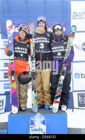 Sierra Nevada, Spagna. Xxv Marzo 2013. (L-R) Virginie Faivre (SUI), Rosalind Groenewoud (CAN), l'Ayana Onozuka (JPN), 25 marzo 2013 - Sci freestyle : secondo posto Virginie Faivre di Svizzera, vincitore Rosalind Groenewoud del Canada e al terzo posto l'Ayana Onozuka del Giappone festeggiare sul podio dopo il Freestyle FIS World Cup donna Halfpipe in Sierra Nevada, Spagna. (Foto di Hiroyuki Sato/AFLO/Alamy Live News) Foto Stock