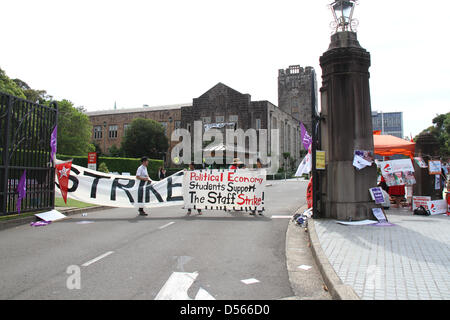 Sydney, Australia. Il 26 marzo 2013. La nazionale di istruzione terziaria europea (NTEU) sono in possesso di una 48 ore di sciopero al di fuori dell Università di Sydney da 7am il 26 marzo. Sydney University, City Road, Camperdown, Sydney, NSW, Australia. Il 26 marzo 2013. Credito: Richard Milnes / Alamy Live News Foto Stock