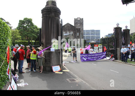 Sydney, Australia. Il 26 marzo 2013. La nazionale di istruzione terziaria europea (NTEU) sono in possesso di una 48 ore di sciopero al di fuori dell Università di Sydney da 7am il 26 marzo. Sydney University, City Road, Camperdown, Sydney, NSW, Australia. Il 26 marzo 2013. Credito: Richard Milnes / Alamy Live News Foto Stock