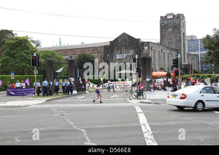 Sydney, Australia. Il 26 marzo 2013. La nazionale di istruzione terziaria europea (NTEU) sono in possesso di una 48 ore di sciopero al di fuori dell Università di Sydney da 7am il 26 marzo. Sydney University, City Road, Camperdown, Sydney, NSW, Australia. Il 26 marzo 2013. Credito: Richard Milnes / Alamy Live News Foto Stock