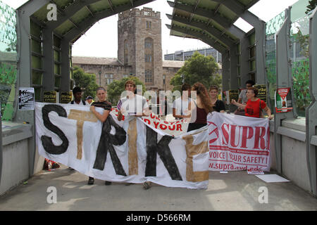 Sydney, Australia. Il 26 marzo 2013. La nazionale di istruzione terziaria europea (NTEU) sono in possesso di una 48 ore di sciopero al di fuori dell Università di Sydney da 7am il 26 marzo. Sydney University, City Road, Camperdown, Sydney, NSW, Australia. Il 26 marzo 2013. Credito: Richard Milnes / Alamy Live News Foto Stock