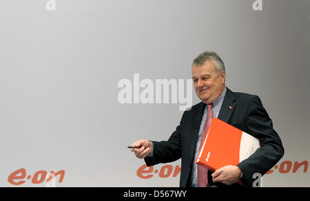 CEO di EON AG, Wulf Bernotat, raffigurato in un equilibrio della conferenza stampa di Duesseldorf, Germania, 10 marzo 2010. Bernotat ha dato una prospettiva positiva per la Germania la più grande società di energia. Foto: FEDERICO GAMBARINI Foto Stock