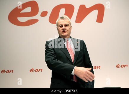 CEO di EON AG, Wulf Bernotat, raffigurato in un equilibrio della conferenza stampa di Duesseldorf, Germania, 10 marzo 2010. Bernotat ha dato una prospettiva positiva per la Germania la più grande società di energia. Foto: ROLAND WEIHRAUCH Foto Stock