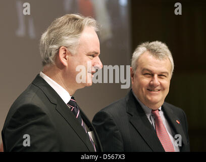 CEO di EON AG, Wulf Bernotat (R), e il suo successore Johannes Teyssen mostrato in corrispondenza di un equilibrio della conferenza stampa di Duesseldorf, Germania, 10 marzo 2010. Bernotat ha dato una prospettiva positiva per la Germania la più grande società di energia. Foto: ROLAND WEIHRAUCH Foto Stock