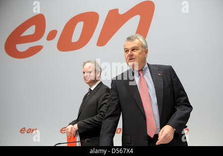 CEO di EON AG, Wulf Bernotat (R), e il suo successore Johannes Teyssen mostrato in corrispondenza di un equilibrio della conferenza stampa di Duesseldorf, Germania, 10 marzo 2010. Bernotat ha dato una prospettiva positiva per la Germania la più grande società di energia. Foto: FEDERICO GAMBARINI Foto Stock