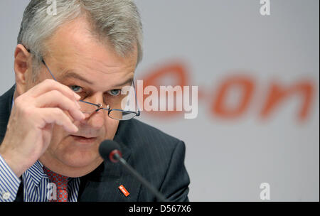 CEO di EON AG, Wulf Bernotat (R), raffigurato in un equilibrio della conferenza stampa di Duesseldorf, Germania, 10 marzo 2010. Bernotat ha dato una prospettiva positiva per la Germania la più grande società di energia. Foto: FEDERICO GAMBARINI Foto Stock