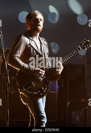 Caleb Followill di noi band Kings of Leon esegue sul palco durante il 2010 MTV Europe Music Awards (EMA) presso la Caja Magica a Madrid, Spagna, 07 novembre 2010. Foto: Hubert Boesl Foto Stock