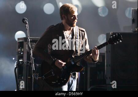 Caleb Followill di noi band Kings of Leon esegue sul palco durante il 2010 MTV Europe Music Awards (EMA) presso la Caja Magica a Madrid, Spagna, 07 novembre 2010. Foto: Hubert Boesl Foto Stock