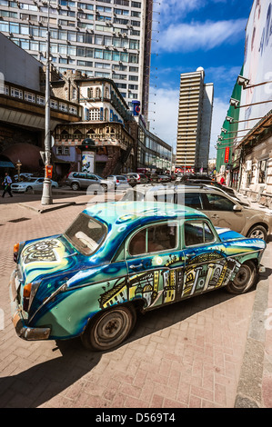 Il vecchio dipinto auto sovietica sulla Arbat street a Mosca Foto Stock