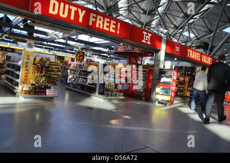 Duty Free Shop im Köln Bonn Airport bei einem Fototermin auf dem Flughafenvorfeld anlässlich der Landung des ersten Airbus A380 der Fluggesellschaft Lufthansa am 03.06.2010 auf dem Flughafen in Köln (Konrad Adenauer Aeroporto) Foto: Horst Galuschka Foto Stock