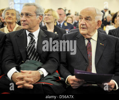 Salomon Korn (V), vice presidente del Consiglio Centrale degli Ebrei e pubblicista Alfred Grosser frequentare l ora di commemorazione per il pogrom durante il cosiddetto "notte di cristallo" presso il Saint Pauls Chiesa a Francoforte (Germania), 9 novembre 2010. L'aspetto dell'Oratore principale Grosser aveva portato a tensione nella corsa per l'evento. Grosser detiene una posizione critica nei confronti di Israele. Foto Foto Stock