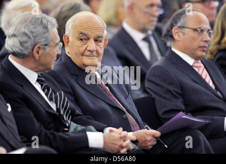 SAlomon Korn (L-R), vice presidente del Consiglio Centrale degli Ebrei, pubblicista Alfred Grosser e Dieter Graumann, secondo vice presidente del Consiglio Centrale degli Ebrei frequentare l ora di commemorazione per il pogrom durante il cosiddetto "notte di cristallo" presso il Saint Pauls Chiesa a Francoforte (Germania), 9 novembre 2010. L'aspetto dell'Oratore principale Grosser aveva portato a tensione nella run- Foto Stock